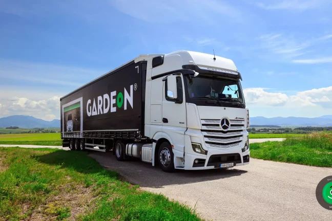 Ein LKW mit der Aufschrift GARDEON