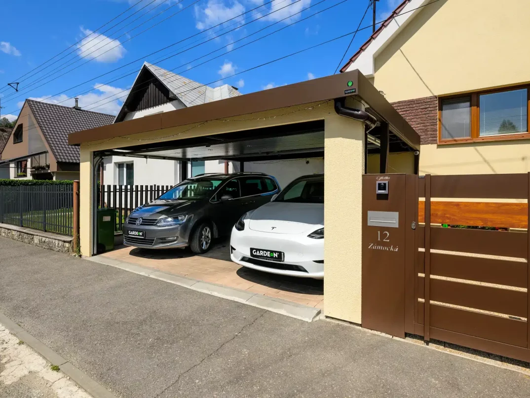 Kombination aus gelbem Putz und braunem Tor für einen modernen Carport.