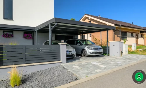 Moderner Carport für zwei Autos mit robuster Metallkonstruktion.