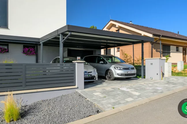 Moderner Carport für zwei Autos mit robuster Metallkonstruktion.