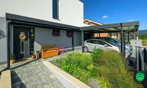Stabiler Carport für zwei Autos mit glatter Oberfläche.
