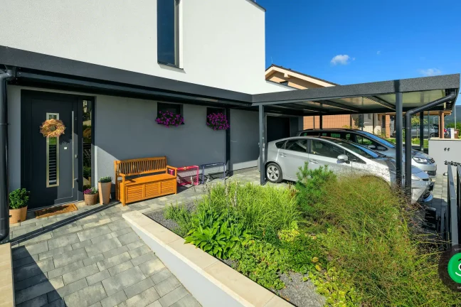 Stabiler Carport für zwei Autos mit glatter Oberfläche.