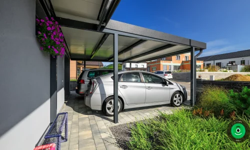 Doppelgarage mit minimalistischem Design und schützendem Dach.