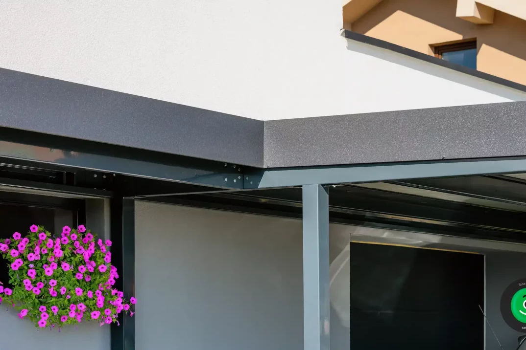 Detailaufnahme der Attika eines Fertigcarports.