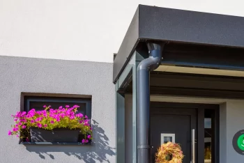 Die elegante Attika des Carports mit klaren Linien vervollständigt den modernen Look.