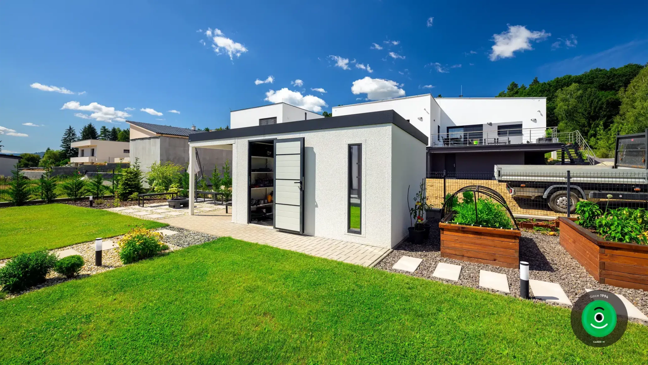 Gartenhaus aus Holz mit gemütlicher Überdachung zum Entspannen an der frischen Luft.