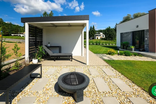 Gartenhaus mit kleiner Überdachung, die vor Regen und Sonne schützt.