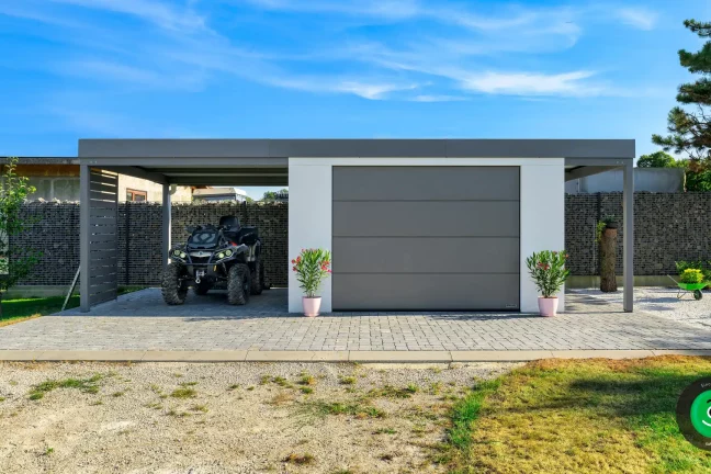 Ansprechendes Gartenhaus mit Überdachung und abgestelltem Quad