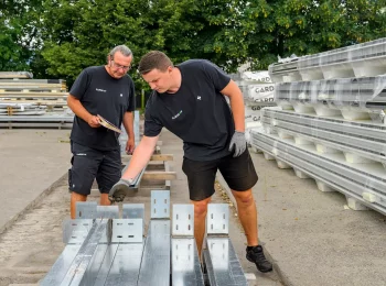 Lagermitarbeiter in Lagerhallen mit Baumaterial