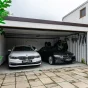 GARDEON-Garage mit zwei BMWs bei Petr Cmorík