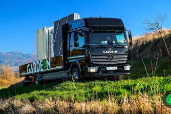 Transport von Material für den Aufbau mit dem Fahrzeug Atego der Marke Mercedes