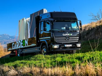Transport von Material für den Aufbau mit dem Fahrzeug Atego der Marke Mercedes