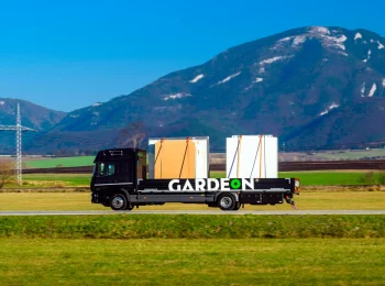 Atego Mercedes-Fahrzeug auf dem Weg zur Kundschaft