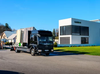 Atego-Fahrzeug steht für den Transport des Gebäudes zur Kundschaft bereit