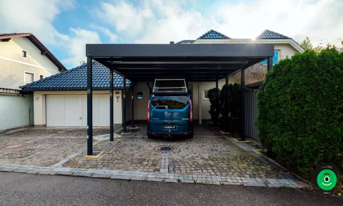 Carport neben dem Einfamilienhaus