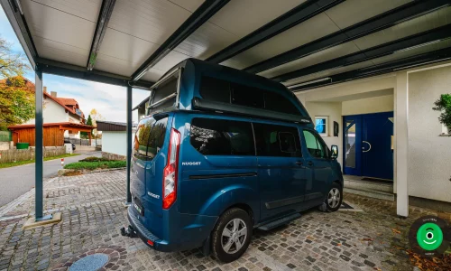 Auto unter dem Carport vor der Haustür