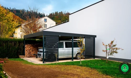 Seitenwände aus Metall mit einem geparkten Auto