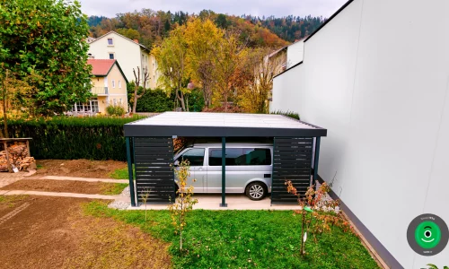 Carport für ein Auto neben dem Einfamilienhaus