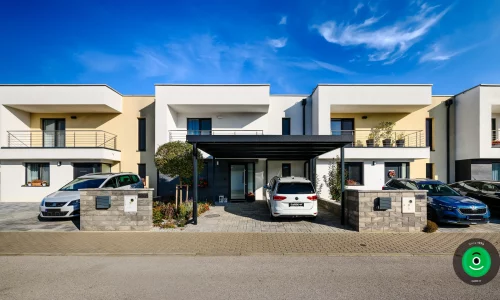 Überdachung vor dem Wohnhaus der Familie