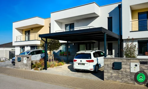 Einfamilienhaus mit Schuppen vor dem Eingang