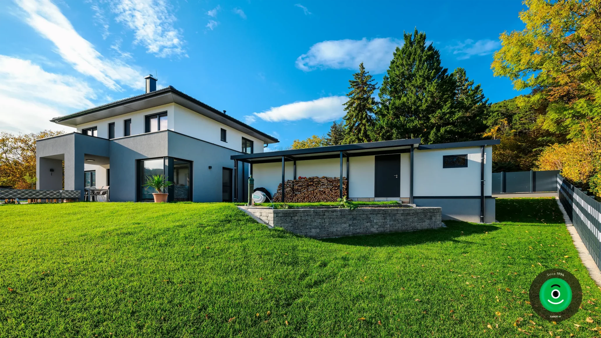 Gartengebäude auf einem großen Grundstück in der Nähe des Familienhauses