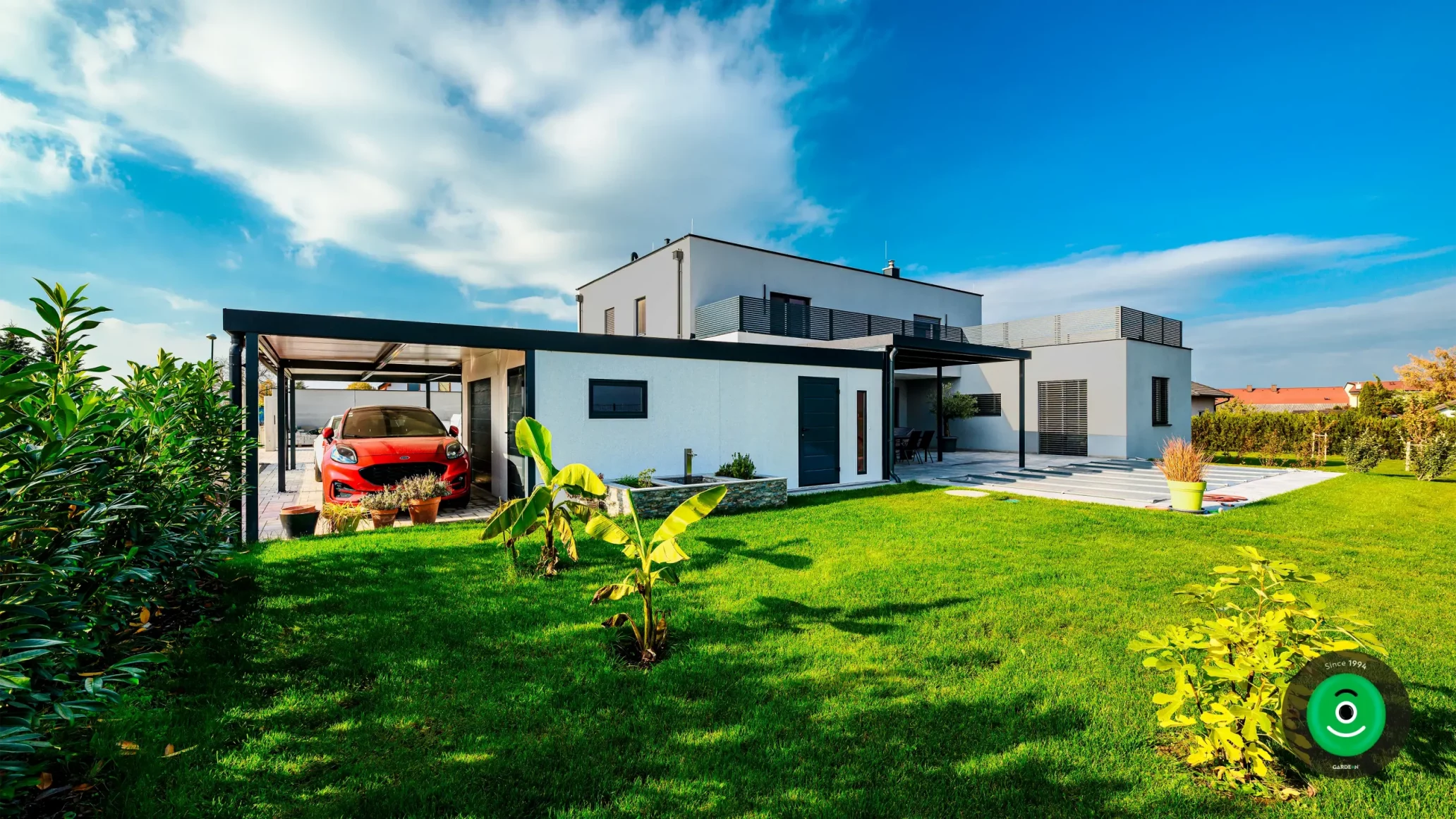 Garage mit Carport neben dem Einfamilienhaus