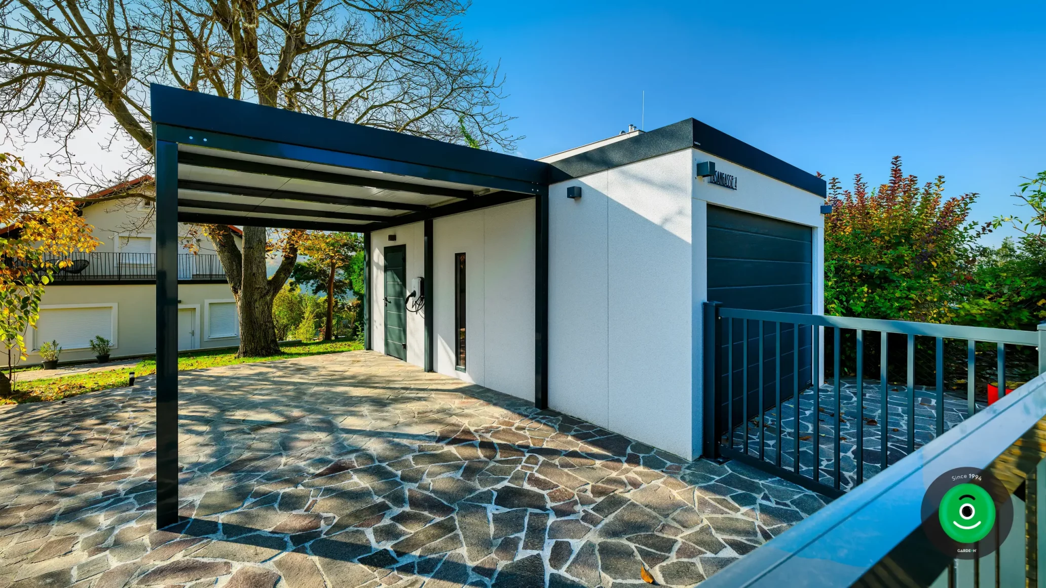 Garage mit zusätzlicher Überdachung