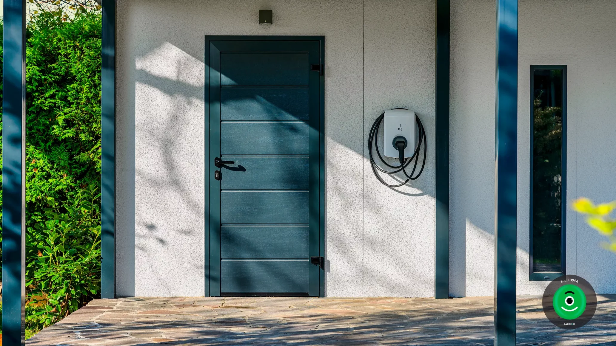 Schwarze Hintertür der Garage