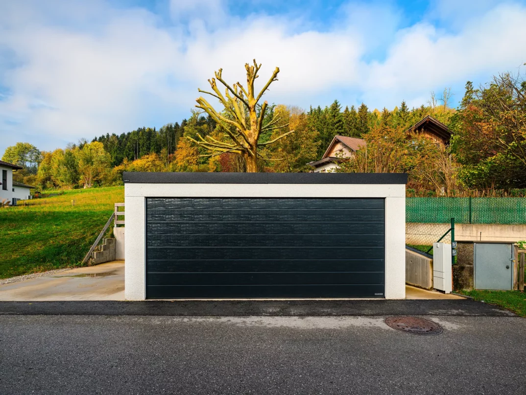 Eine große Garage mit einem schwarzen breiten Tor