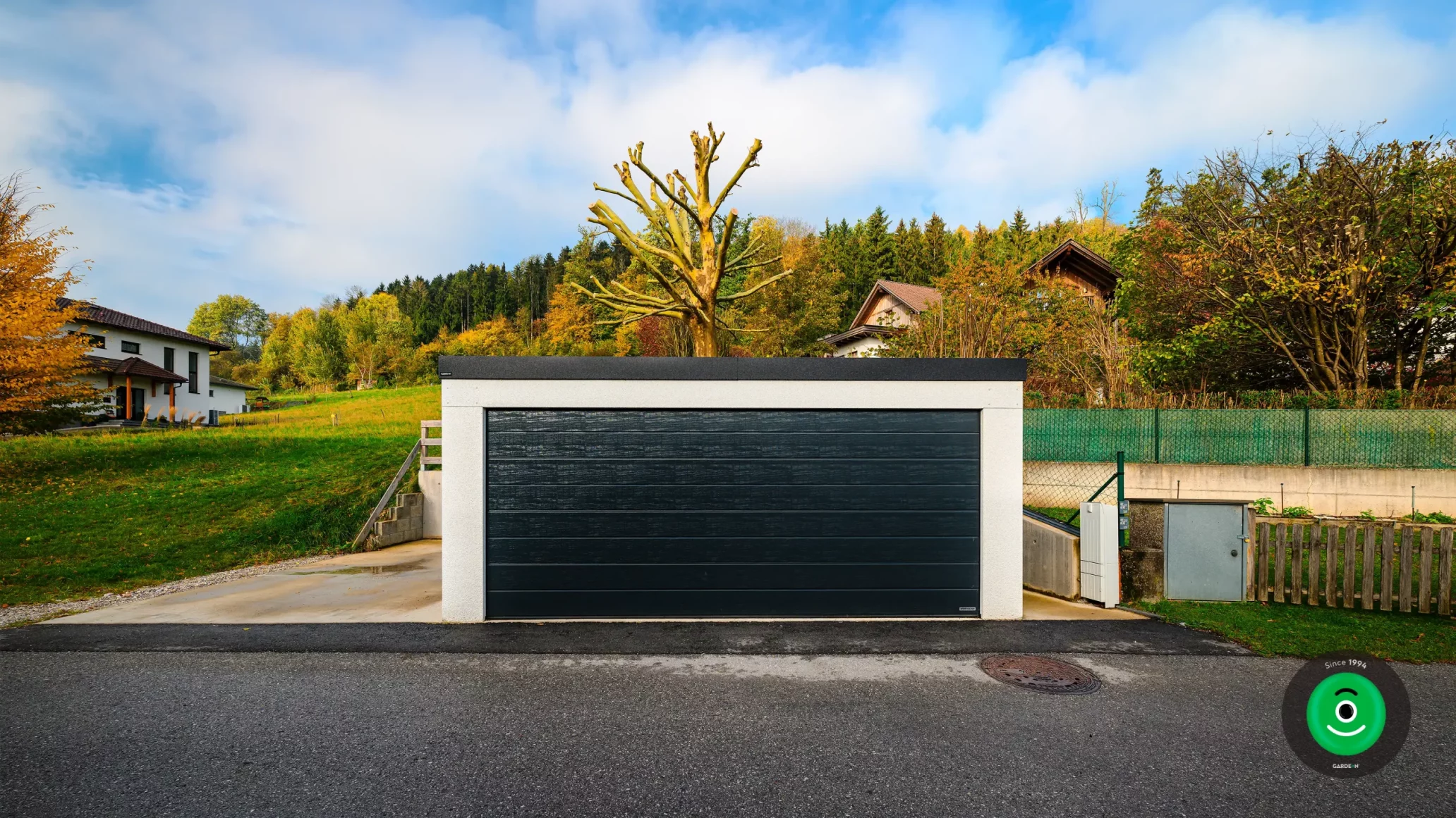 Eine große Garage mit einem schwarzen breiten Tor