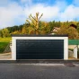 Eine große Garage mit einem schwarzen breiten Tor