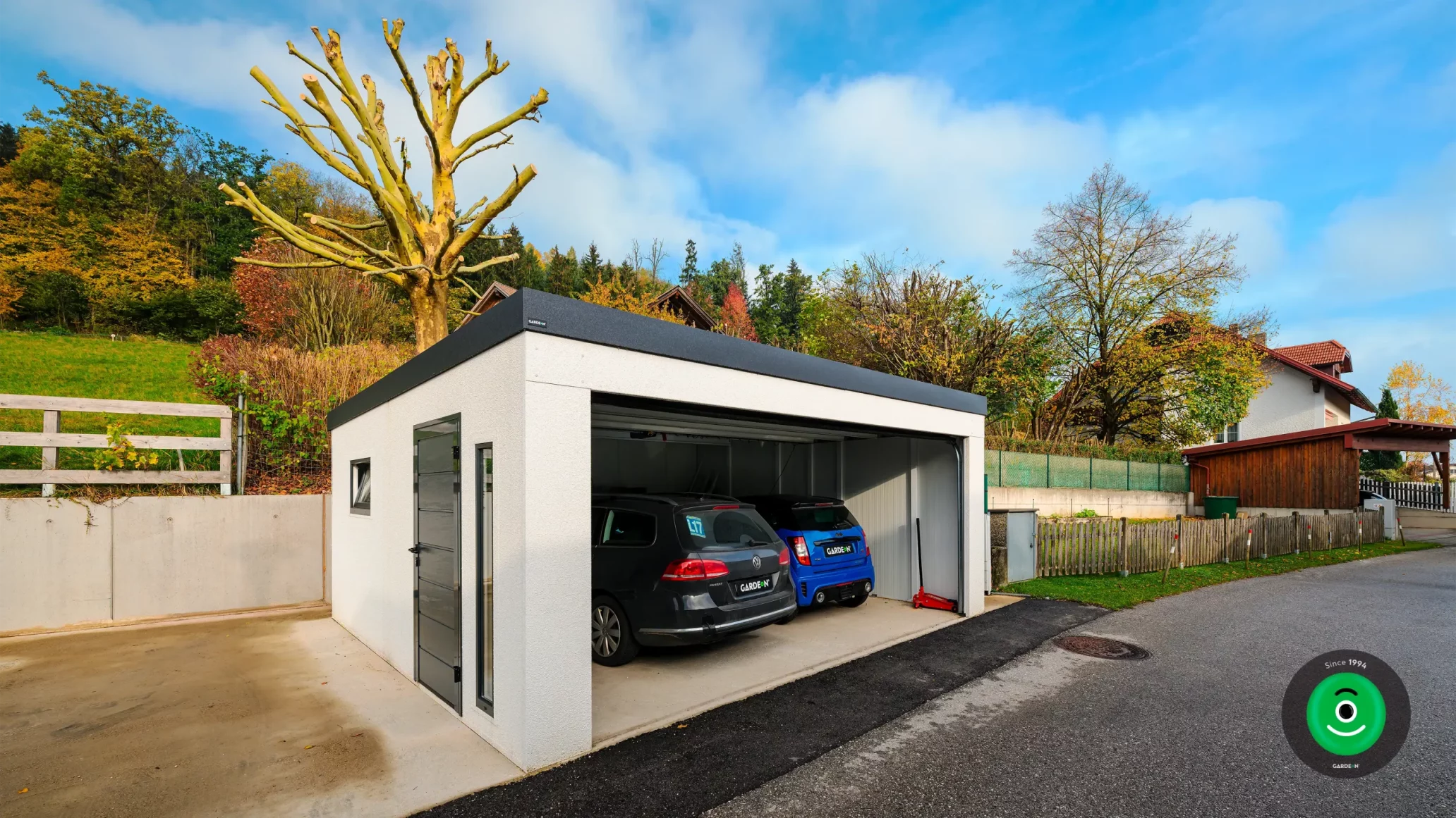 Zwei Autos in der Garage