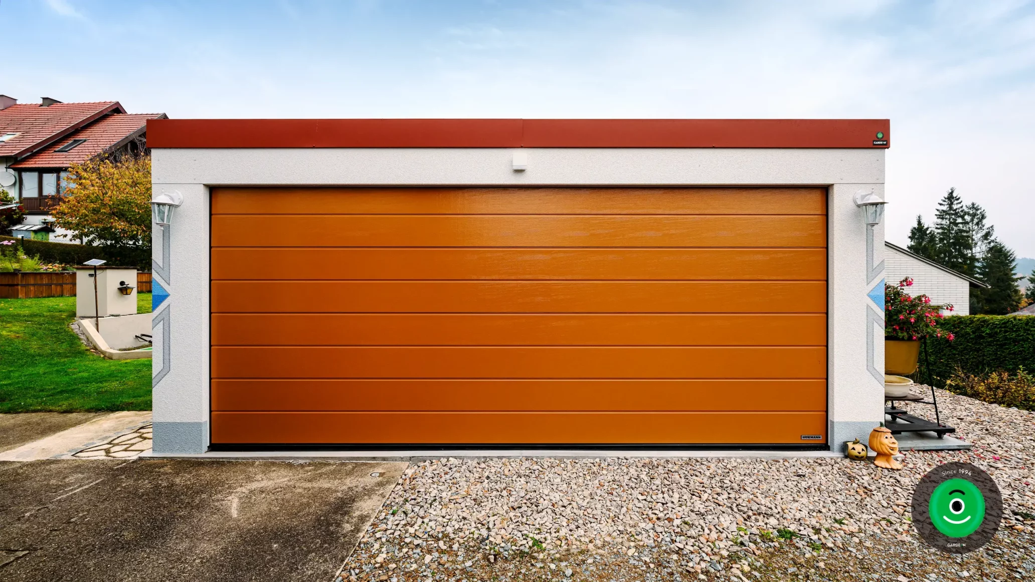 Garage mit farbiger Attika und Garagentor
