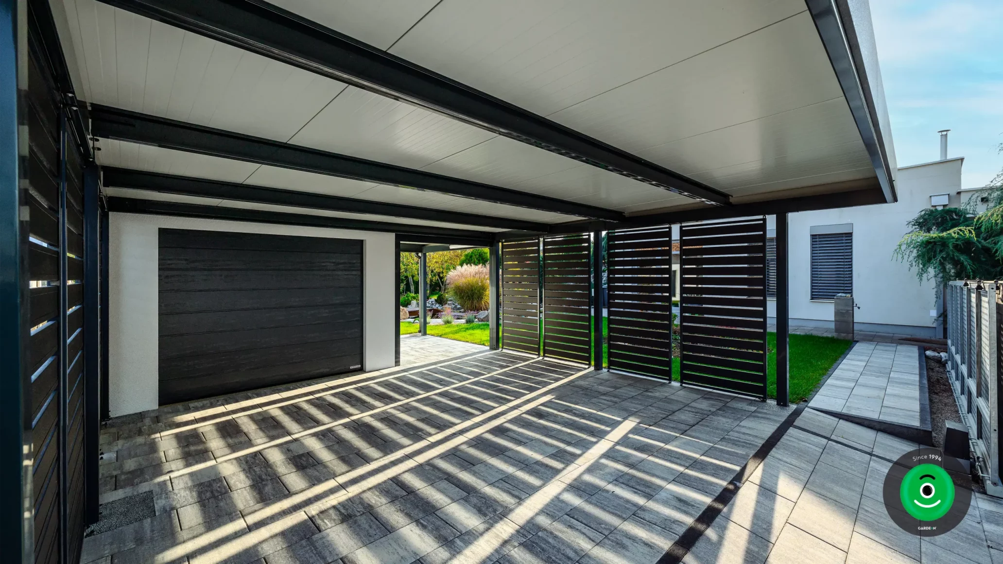 Im Innenraum eines großen Carports für zwei Autos