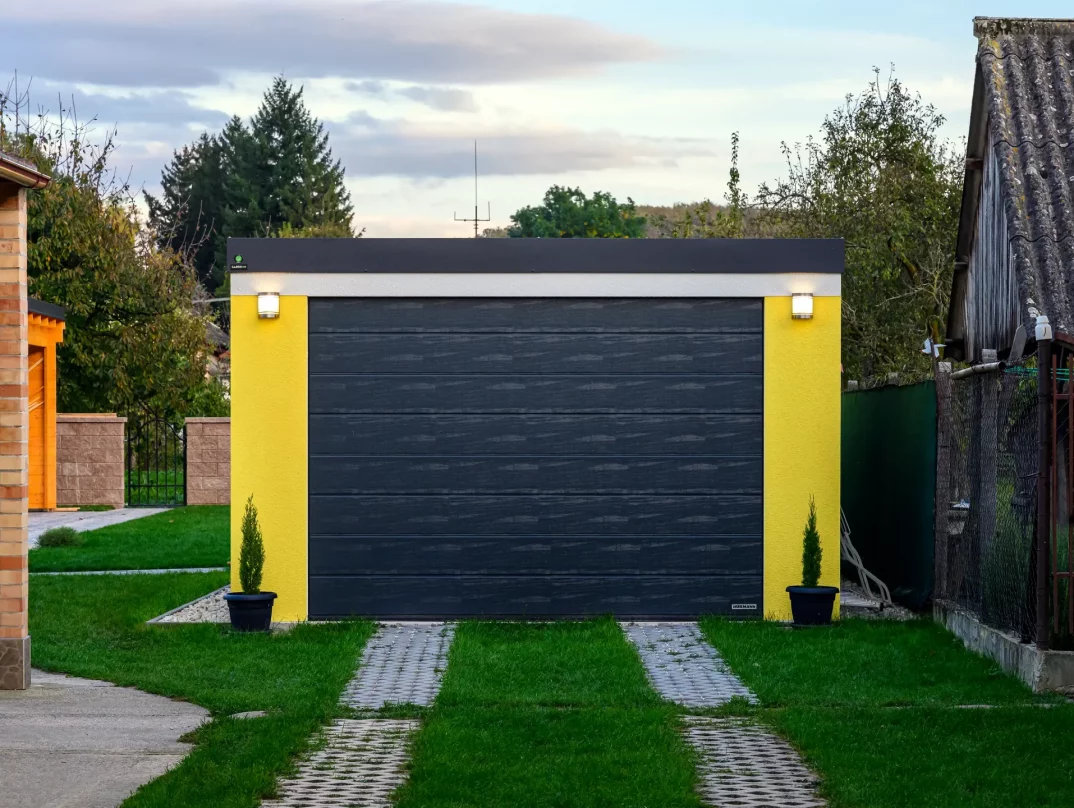 Große Garage mit gelbem Putz