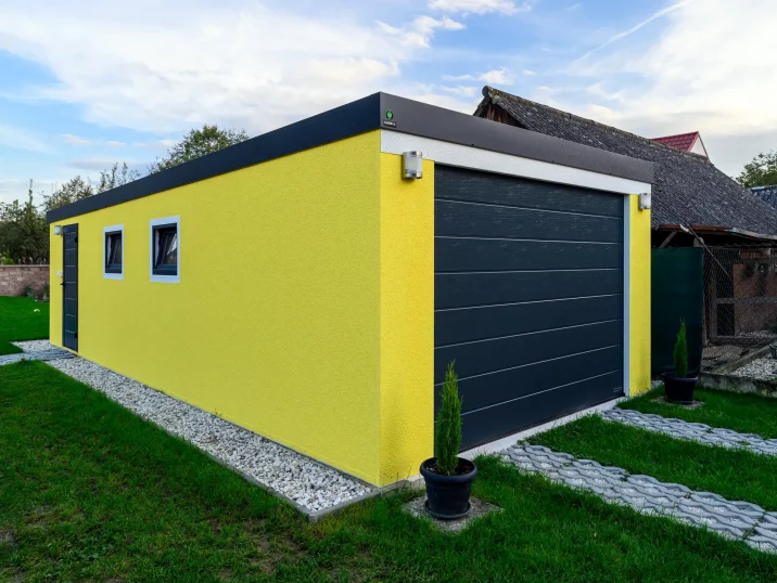 Gelbe Garage mit breitem Tor