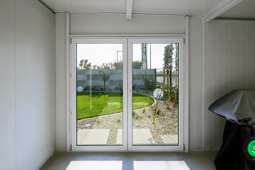 Zwei große Fenster am Gartenhaus