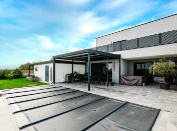 Überdachung vor dem Terrasseneingang