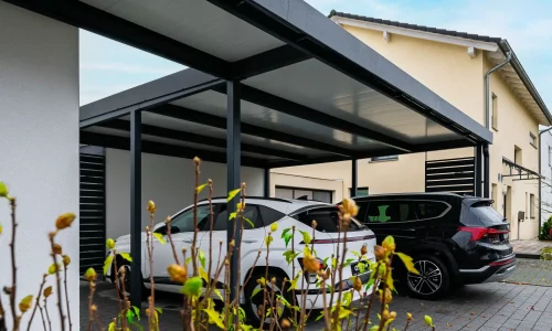 Zwei Autos unter einem großen Carport