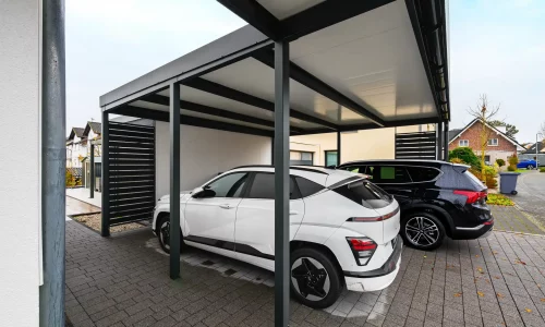 Carport für zwei Autos mit Seitenwänden aus Metall