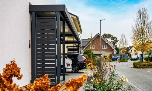 Carport neben einem Einfamilienhaus