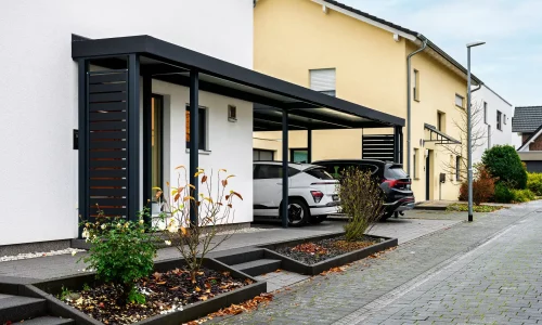 Überdachung des Eingangsbereichs mit einem Carport für zwei Autos