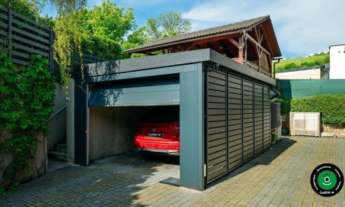 Moderner Carport mit Garagentor und Seitenwand aus Metall
