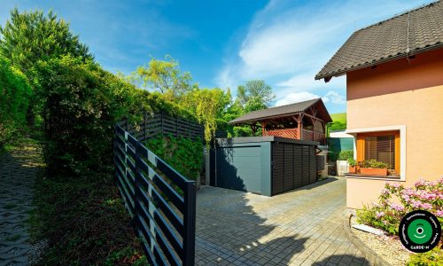 Carport mit verschließbarem Tor und Seitenwand aus Metall