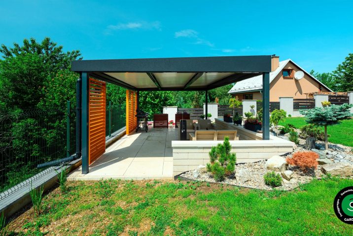 Gartenpergola mit Schattenspender und Sitzgelegenheiten