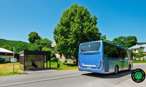 Unterstand in Form einer Haltestell an einer Hauptstraße.