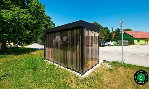 Funktioneller Unterstand in Form einer Haltestelle mit Sitzbank.