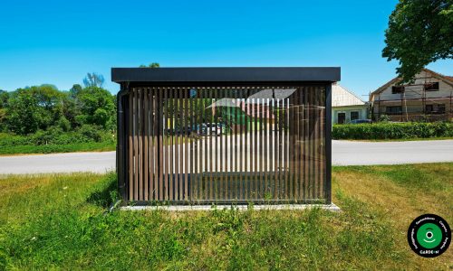 Unterstand in Form einer Haltestelle am Gehweg gelegen.