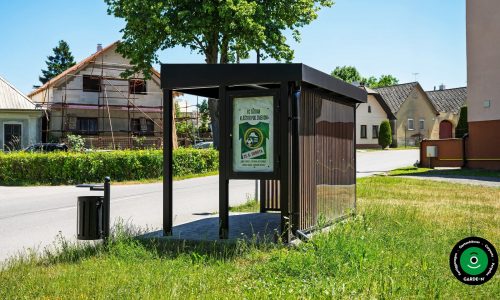 Kompakter Unterstand in Form einer Haltestelle für Fahrgäste.