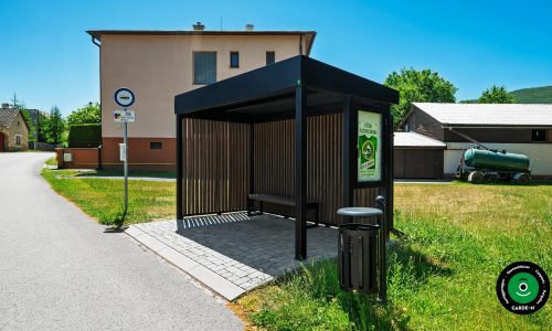 Unterstand in Form einer Haltestelle mit Dach und Seitenwänden.